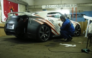 С чего начать шиномонтажный бизнес. md fr2EIvvR. С чего начать шиномонтажный бизнес фото. С чего начать шиномонтажный бизнес-md fr2EIvvR. картинка С чего начать шиномонтажный бизнес. картинка md fr2EIvvR. Шиномонтаж — прибыльный бизнес, требующий небольших начальных вложений и способный развиваться. Начинать можно и с небольшого контейнера с минимальным оборудованием, и с крупной мастерской. Всё зависит от возможностей и желания. Основные сложности, с которыми придётся столкнуться — это высокая конкуренция и сезонность. Первая подтверждает, что открыть шиномонтаж выгодно. Мастерские с подобными услугами растут как на дрожжах. Документов много не требуется, оформляются они довольно быстро. Доход в сезон составляет 15-20 тысяч рублей в день, поэтому желающих трудиться на этом поприще хватает. С чего начать шиномонтажный бизнес. md fr2EIvvR. С чего начать шиномонтажный бизнес фото. С чего начать шиномонтажный бизнес-md fr2EIvvR. картинка С чего начать шиномонтажный бизнес. картинка md fr2EIvvR. Шиномонтаж — прибыльный бизнес, требующий небольших начальных вложений и способный развиваться. Начинать можно и с небольшого контейнера с минимальным оборудованием, и с крупной мастерской. Всё зависит от возможностей и желания. Основные сложности, с которыми придётся столкнуться — это высокая конкуренция и сезонность. Первая подтверждает, что открыть шиномонтаж выгодно. Мастерские с подобными услугами растут как на дрожжах. Документов много не требуется, оформляются они довольно быстро. Доход в сезон составляет 15-20 тысяч рублей в день, поэтому желающих трудиться на этом поприще хватает.