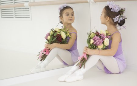 Маленькая балерина с цветами