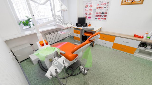 Стоматологическое кресло в комфортном кабинете