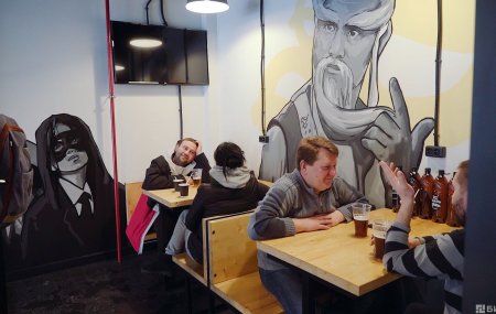Посетители в баре Стоп кран