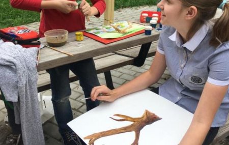 девочка рисует дерево