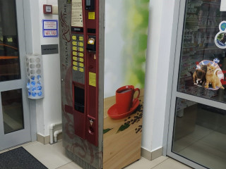 Сеть кофейных автоматов с местами.