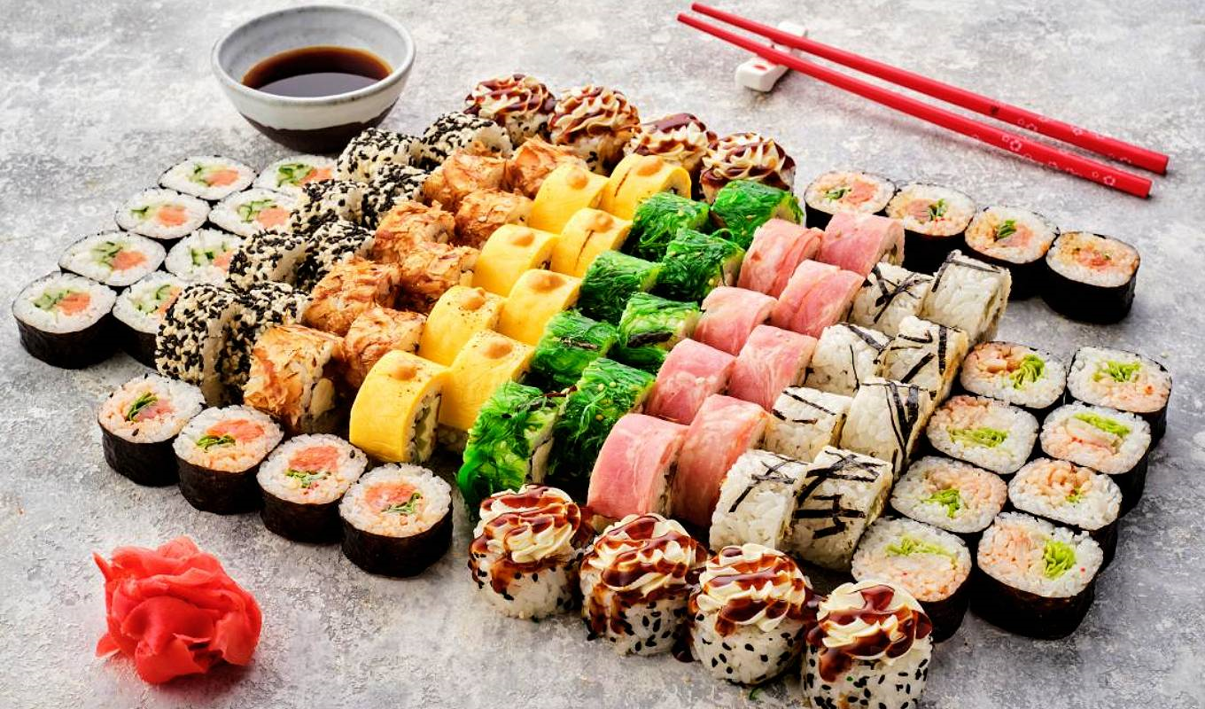 Заказать суши минск с бесплатной доставкой. Сет роллов. Сеты суши роллы. Японская кухня сеты. Сет роллов в подарок.
