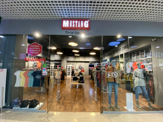 2 брендовых магазина одежды для мужчин и женщин