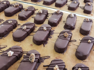 Производство шоколада, батончиков и конфет под брендом Madame Chocolat.