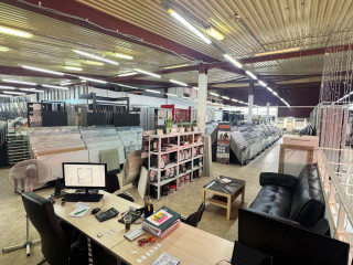Действующий магазин по продаже плитки и ламината