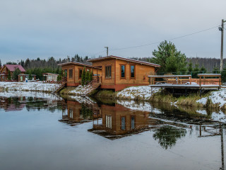 База отдыха с озером на территории.