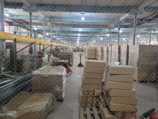 Отдельный корпус производственного здания вместе с землей и арендаторами