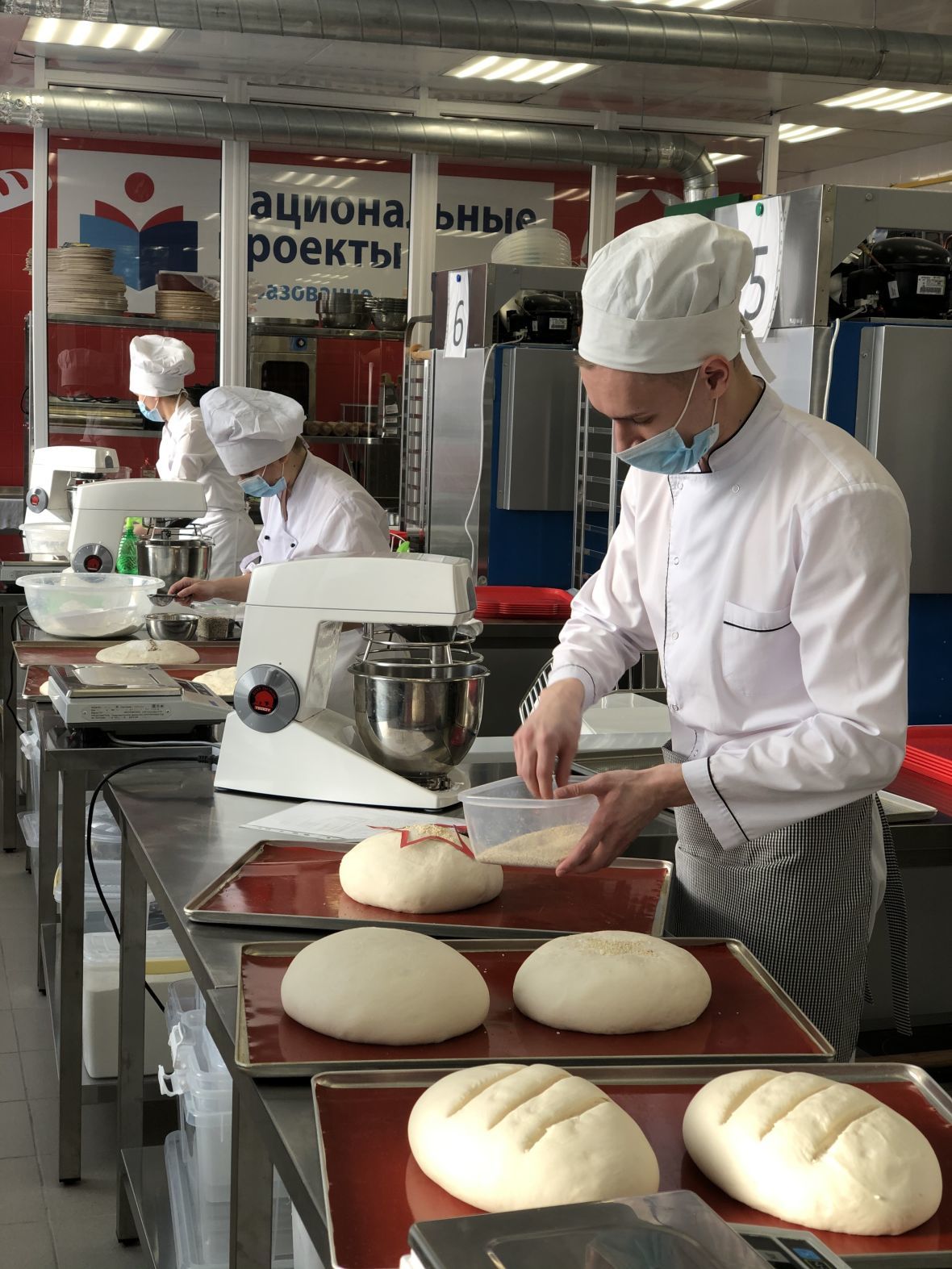 Главный технолог сети пекарен "Брецель" экзаменует подрастающее поколения технологов. 