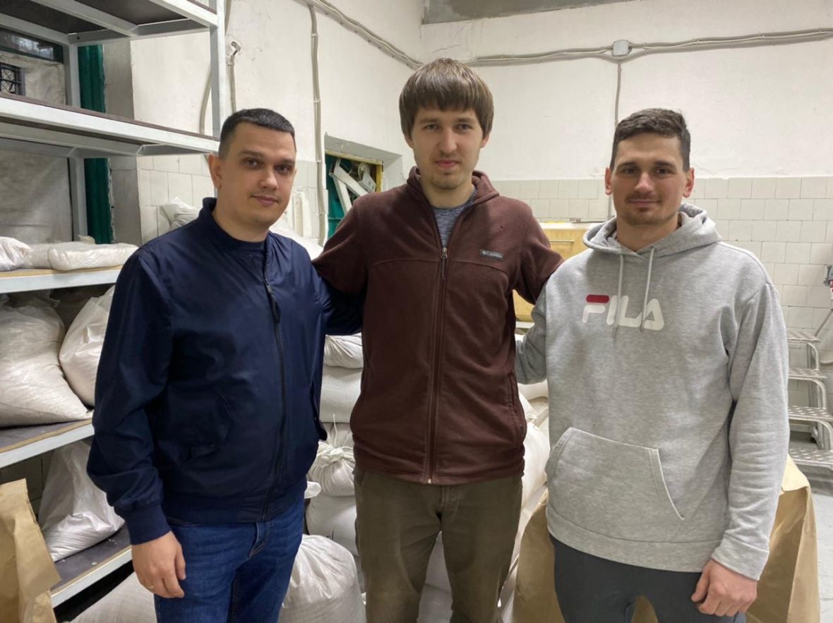 Главный технолог сети пекарен «Брецель» Денис Муханов (слева) в гостях у Александра Подрейко (в центре).