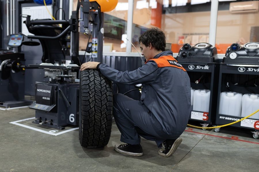 Сезон шиномонтажа в этом году начался раньше обычного.