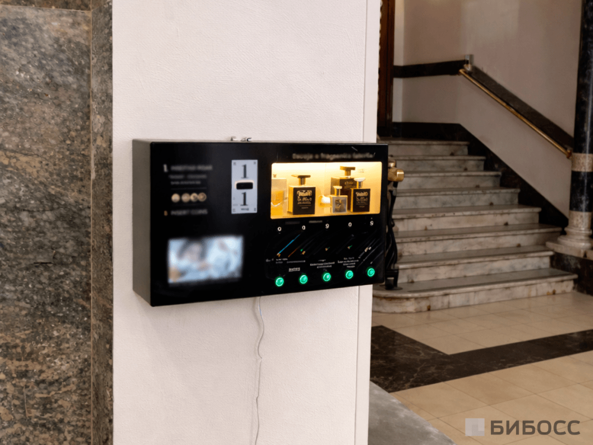 Вендинговый автомат с люксовыми парфюмами в общественном месте