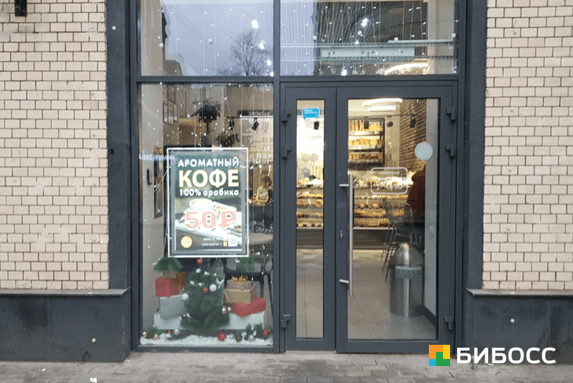 Фасад мини-пекарни с рекламным сообщением