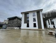 Готовность комплекса на 01.01.2024 - все корпуса возведены, ведутся фасадные работы и отделка МОПов.