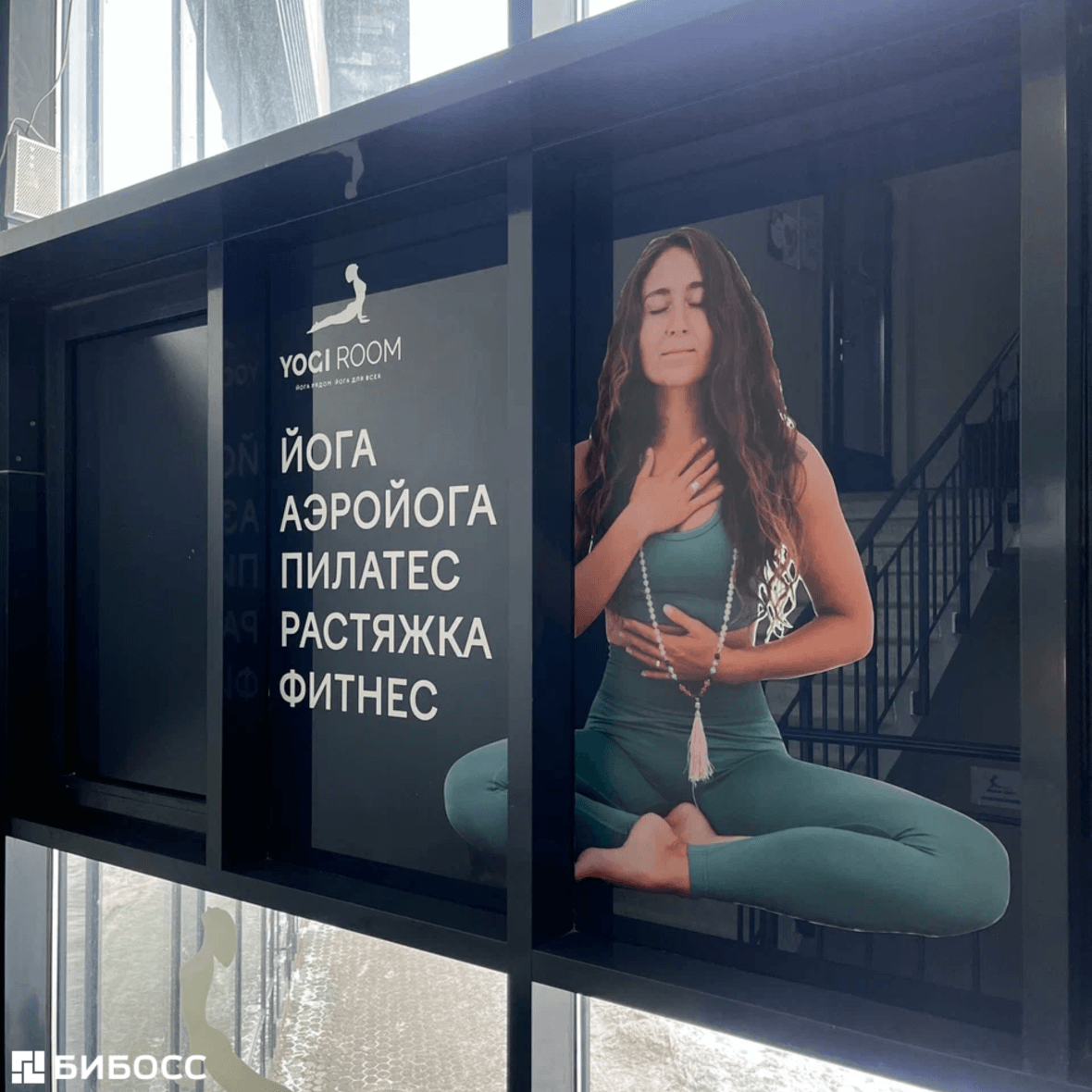 Оформление витрины студии для привлечения внимания проходящих мимо