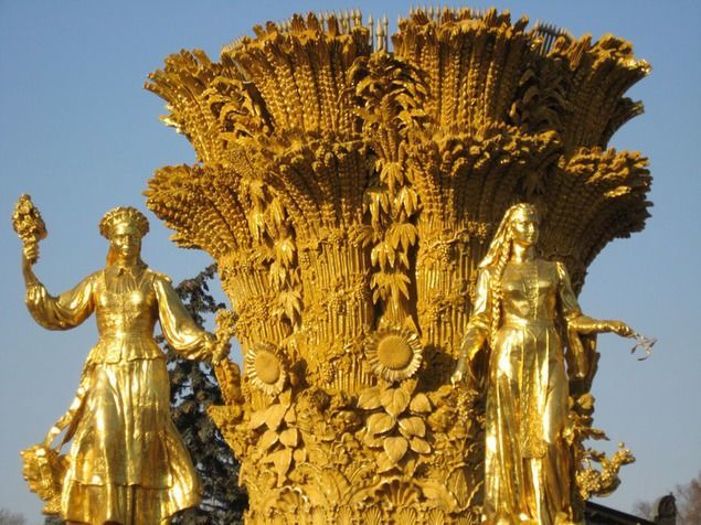 Героиня Проекта увековечена в скульптурной композиции знаменитого фонтана "Дружба народов" на ВДНХ, наряду с подсолнечником, пшеницей и виноградной лозой! 