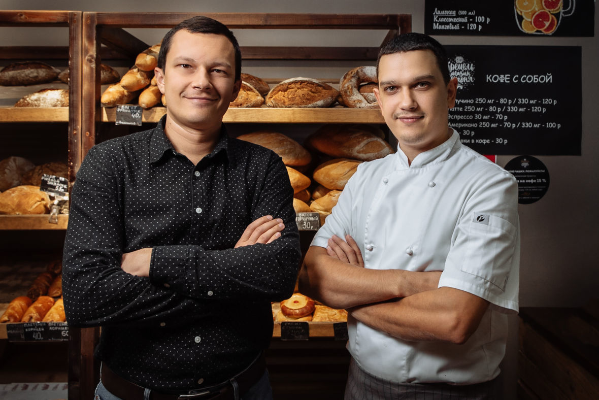 Антон Арканников, владелец франшизы сети пекарен "Брецель" и Денис Муханов, технолог (слева-направо)