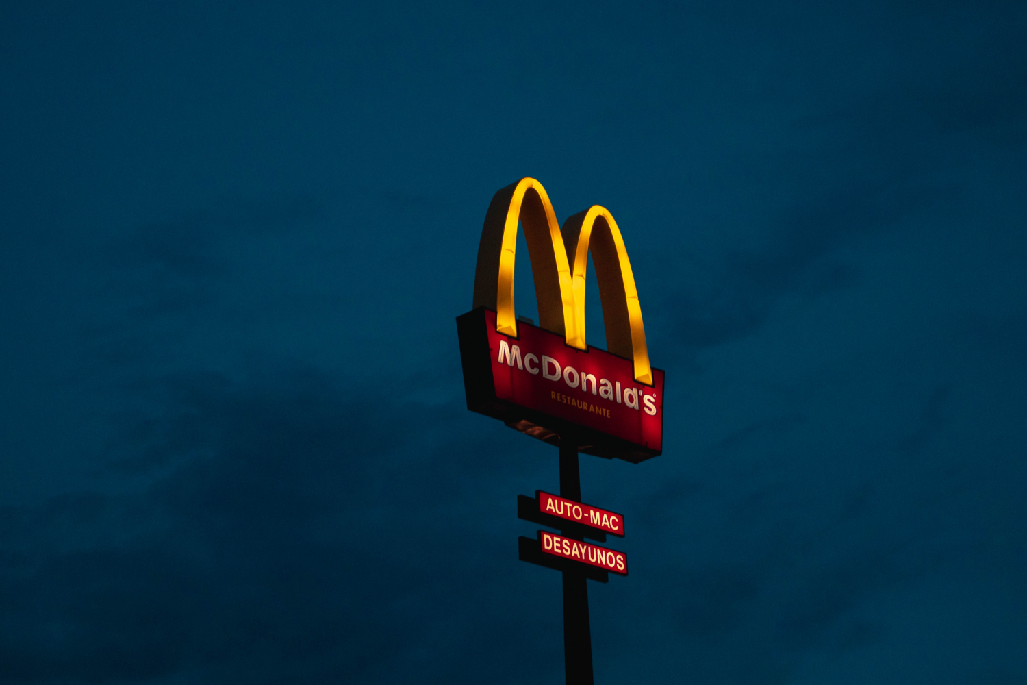 Рекламный щит с логотипом макдональдс